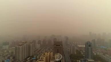 大气震撼航拍沙尘沙尘暴天气下的城市视频的预览图